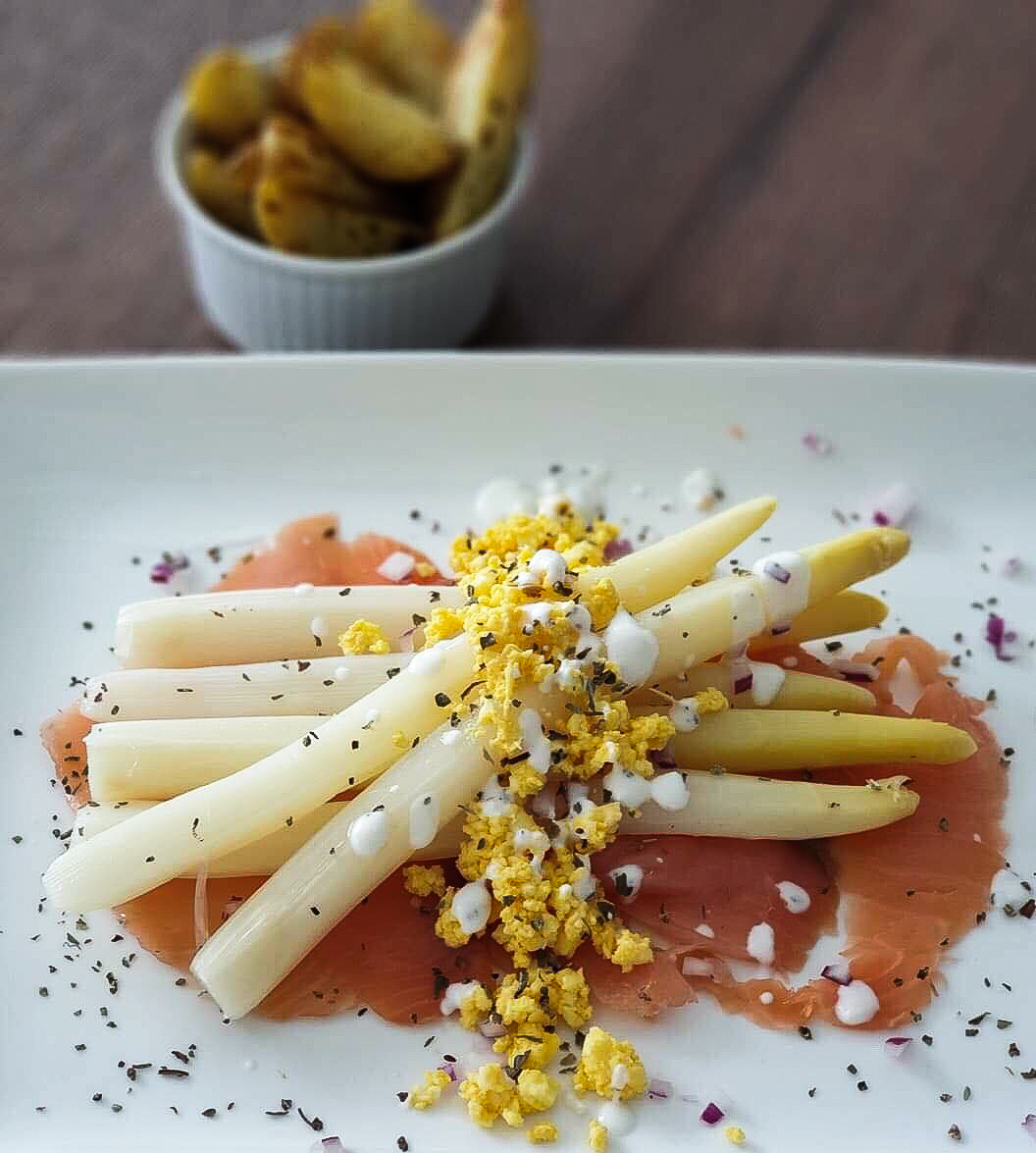 Asperges met gerookte zalm en krielaardappeltjes