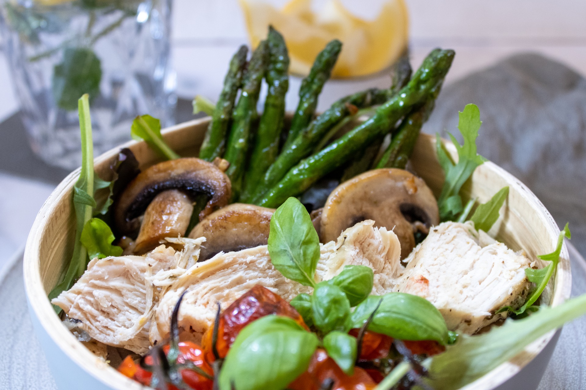 Salade met kip en groene asperges