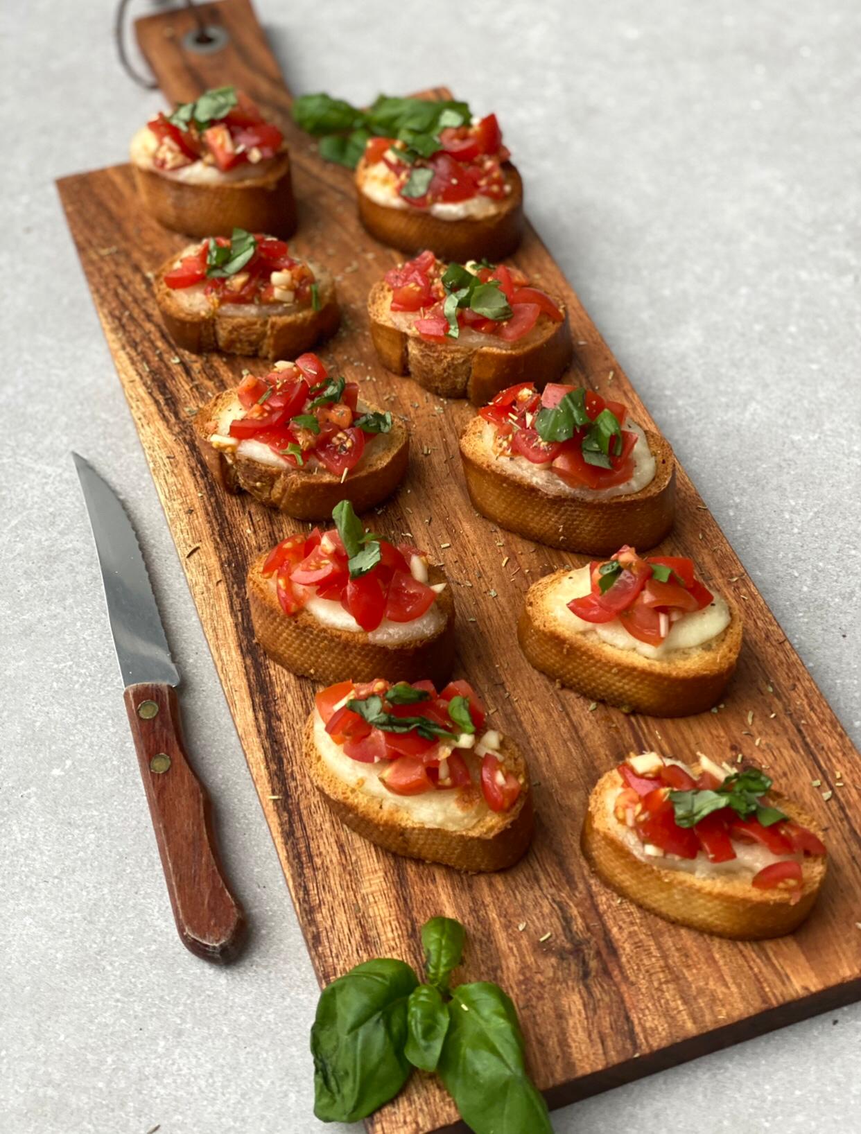 Bruschetta met mozzarella en tomaat