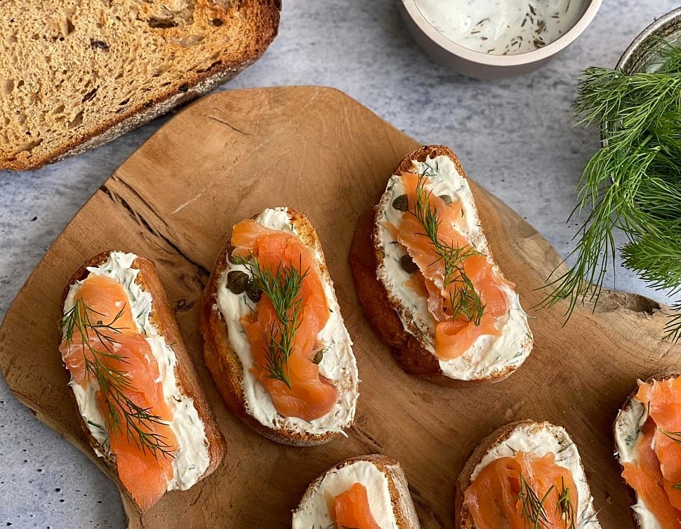 Bruschetta met gerookte zalm en kappertjes