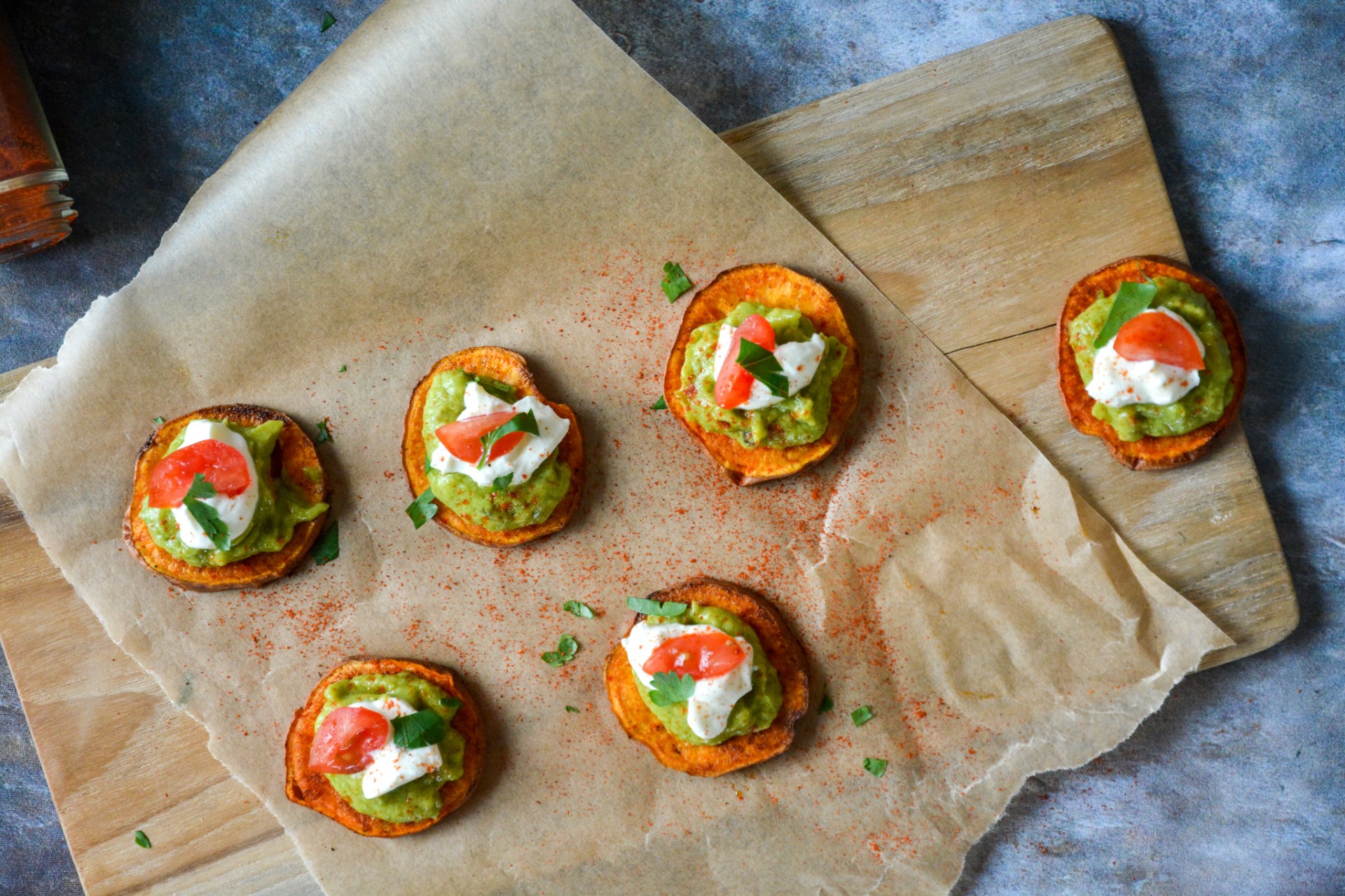 Kruidige zoete aardappel met avocado 