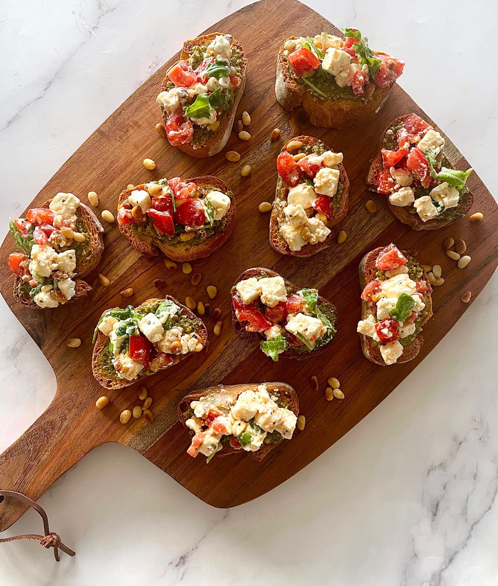 Bruschetta met pesto, tomaatjes en feta